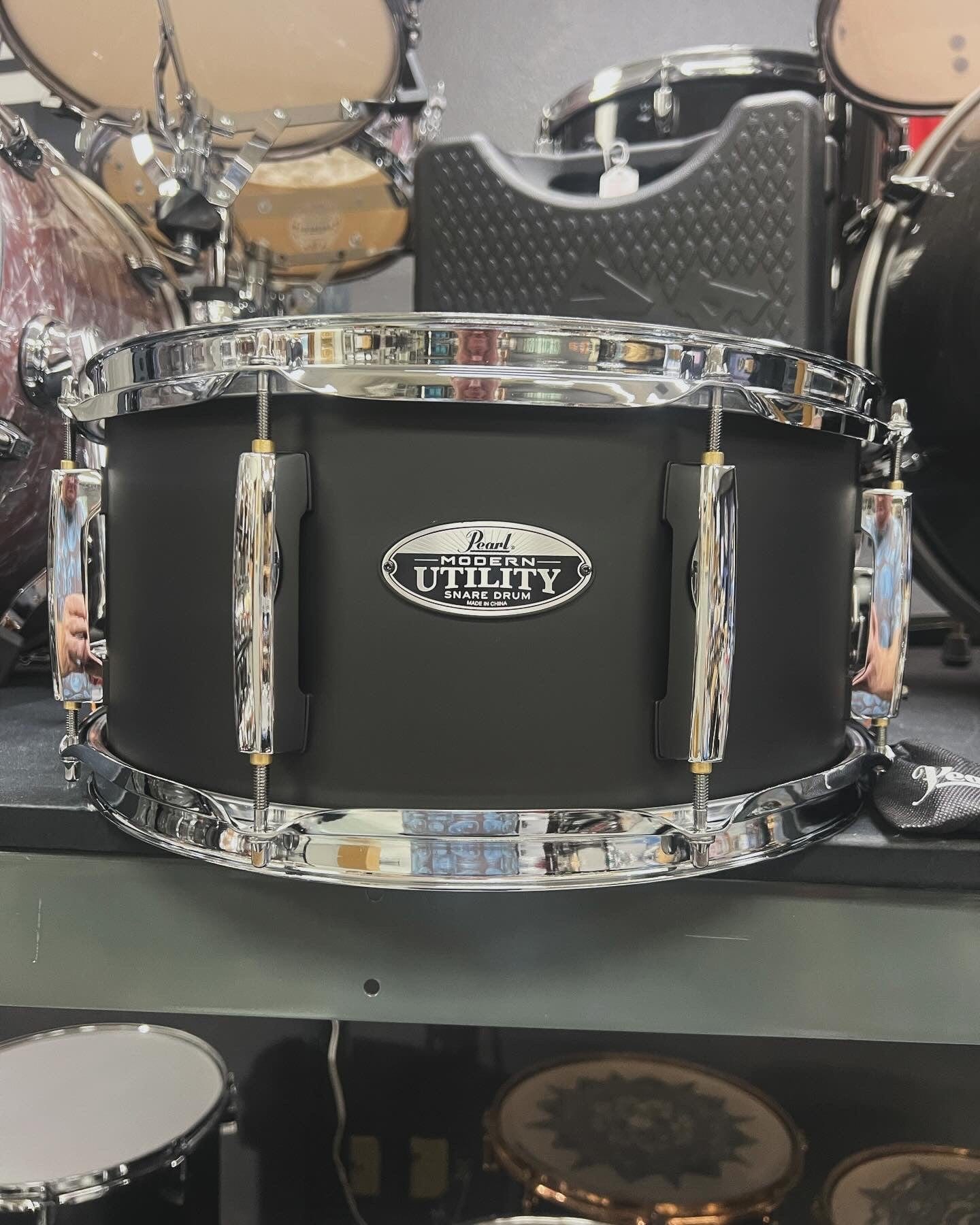 Pearl Modern Utility 14x6.5” Satin Black Maple Snare